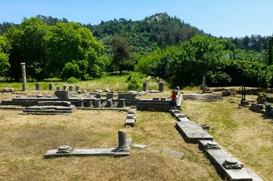 Starożytny port i agora w Limenas wśród kamiennych ruin i trawy