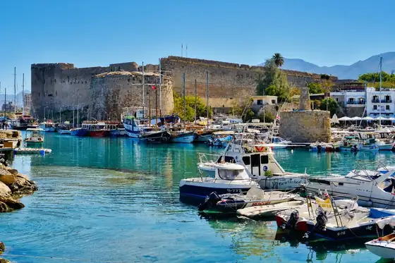 Stary port i zamek w Kyrenii w Kyrenia z łodziami na wodzie