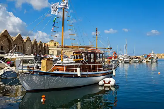 Stary port w Chanii w Chanii z łodzią przy nabrzeżu i budynkami nad wodą