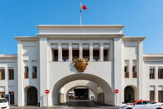 Suk Bab Al Bahrain w Manamie z białą fasadą i łukowym przejazdem