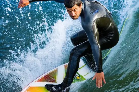 Surfing na przesmykach Huvadhu w Gaafu na Malediwach, surfer na fali