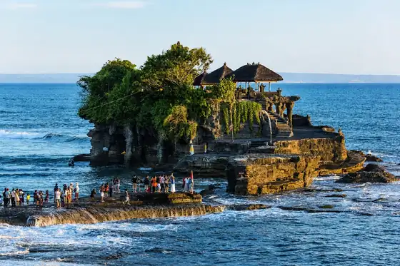 Świątynia Tanah Lot na skale w morzu w Tabanan, z tarasem i schodami.