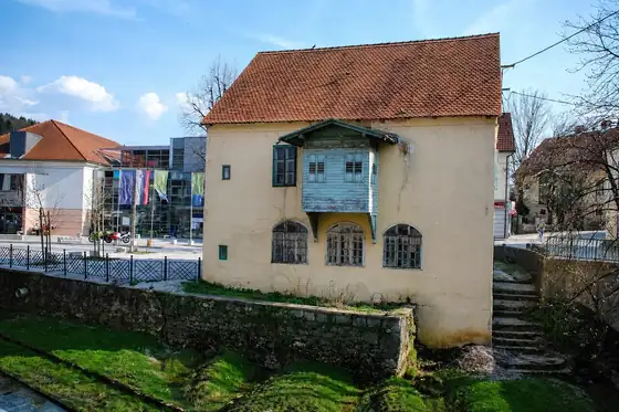 Termy Dolenjske Toplice w Dolenjskich Toplicach, dom z czerwonym dachem i tarasem obok