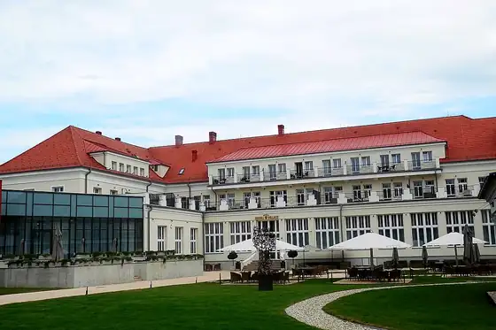 Termy w Turczańskich Cieplicach w Turčianskich Teplicach z czerwonym dachem i ogrodem