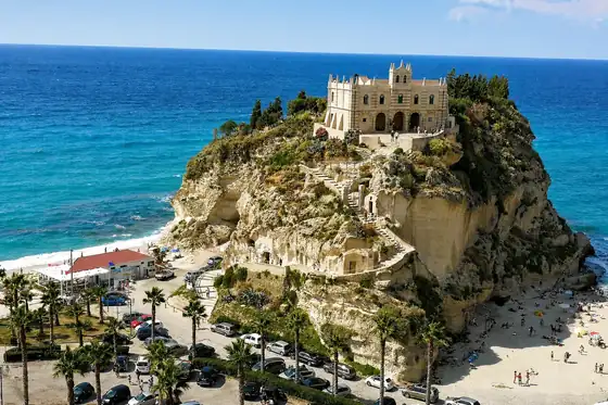 Tropea i sanktuarium Santa Maria dell'Isola na skale nad morzem w Kalabrii