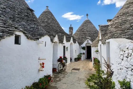 Trulli w Alberobello w Apulii z białymi domami i stożkowymi dachami