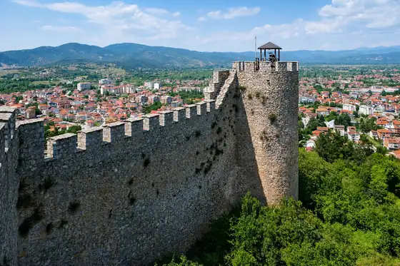 Twierdza cara Samuela w Ochrydzie nad zabudową miasta i górami w tle