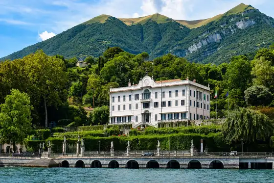 Villa Carlotta w Tremezzo nad jeziorem i z górami w tle