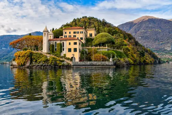 Villa del Balbianello w Lenno na półwyspie nad Jeziorem Como, z odbiciem w wodzie.