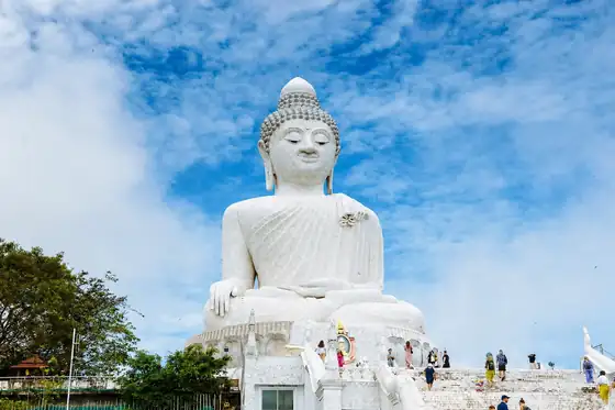 Wielki Budda na Phukecie w Chalong na tle nieba i schodów z ludźmi