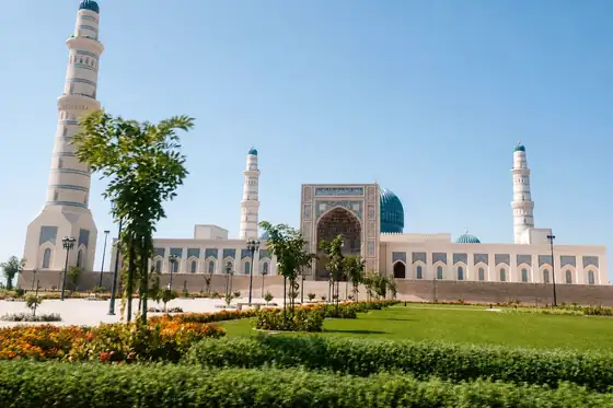 Wielki Meczet Sułtana Kabusa w Maskacie z minaretami, kopułą i ogrodem