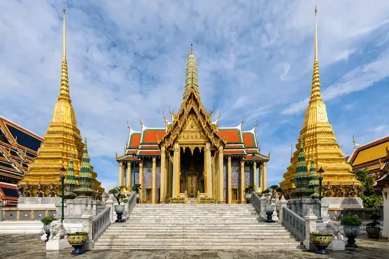 Wielki Pałac Królewski i Wat Phra Kaew w Bangkoku z ozdobnymi wieżami i schodami