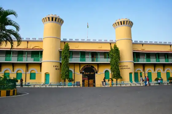 Więzienie Cellular Jail w Port Blair z dwiema wieżami i bramą wejściową