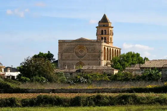 Wioska Petra i kościół na skale w Petra na Lesbos, ponad zabudowaniami i polami