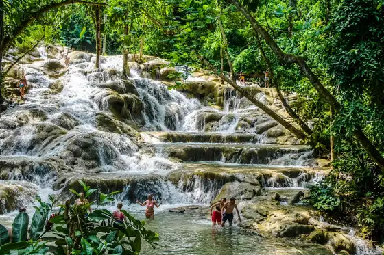 Wodospady Dunn's River w Ocho Rios z kamiennymi progami i osobami w wodzie