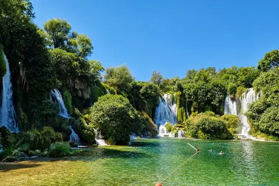 Wodospady Kravica w Studenci, region Neum, z kaskadami nad zieloną wodą