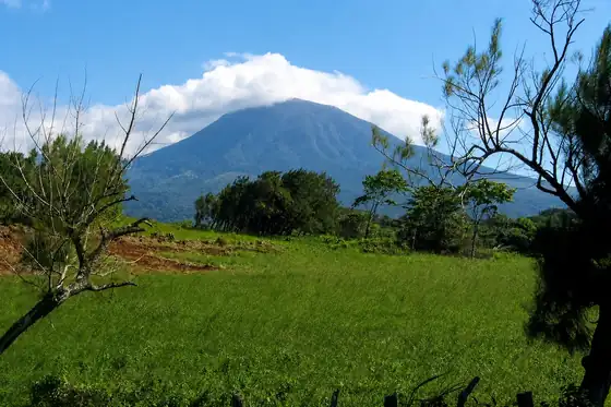 Wulkan Rincón de la Vieja w Guanacaste nad zielonym terenem i drzewami