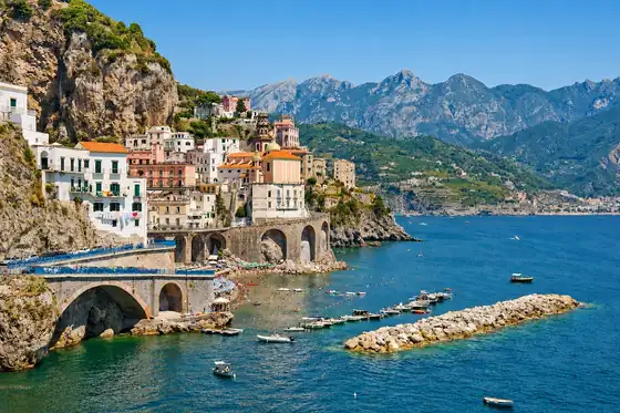 Wybrzeże Amalfitańskie w Amalfi, domy na klifie i port przy zatoce