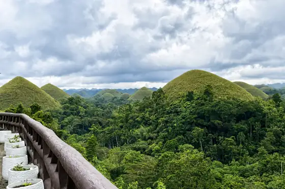 Wzgórza Czekoladowe na Bohol wśród zielonych wzgórz i tarasu widokowego