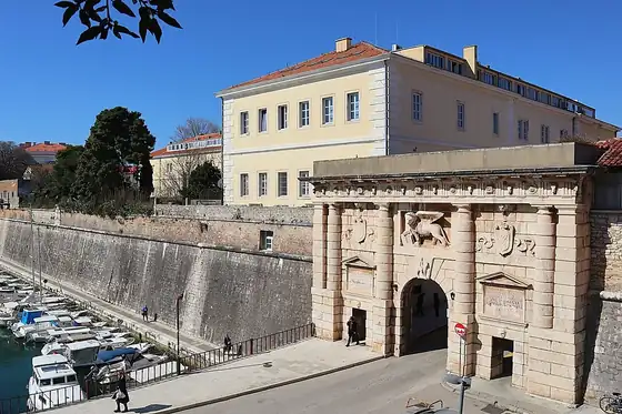 Zadar, stare miasto i Organy Morskie: brama miejskiego muru, nad nabrzeżem i łodziami