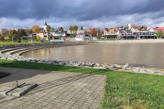 Zalew Orawski w Námestovie z promenadą, nabrzeżem i zabudową nad wodą