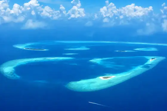 Zatoka Hanifaru na Malediwach z laguną i piaszczystymi ławicami Hanifaru w Baa Atol