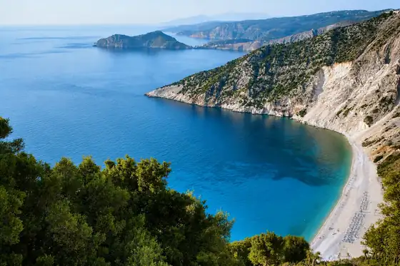 Zatoka Myrtos w Myrtos na Kefalonii z widokiem na plażę i klify