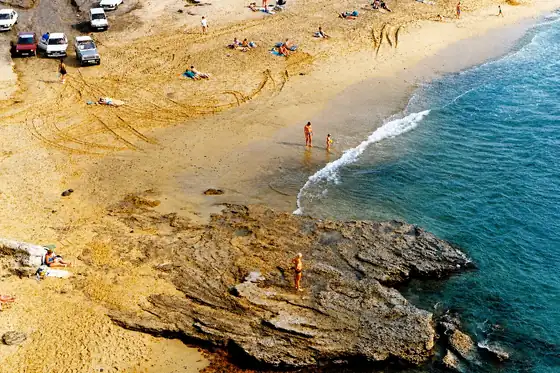 Zatoka Papagayo w Culebra, plaża z ludźmi, samochodami i skalnym brzegiem