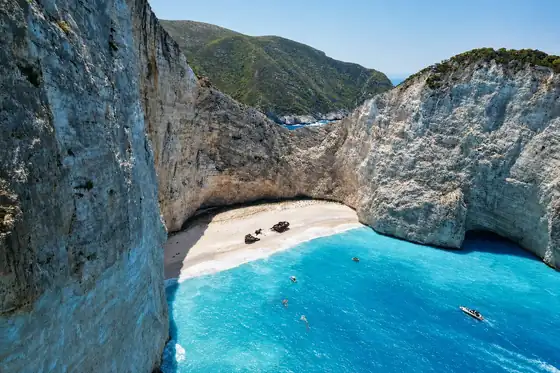 Zatoka Wraku na Zakynthos z plażą, klifami i turkusową wodą