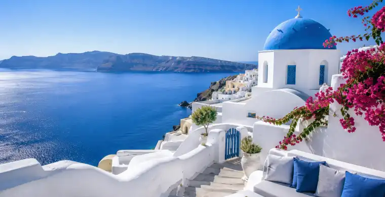 Biało-niebieska kopuła i domy na Santorini nad morzem, Grecja