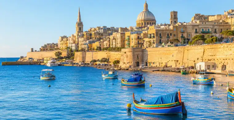Panorama Valletty i kolorowe łodzie w porcie, Malta