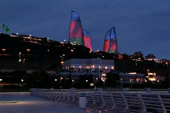 Flame Towers nad Baku w Azerbejdżanie nad wzgórzem nad miastem po zmroku.