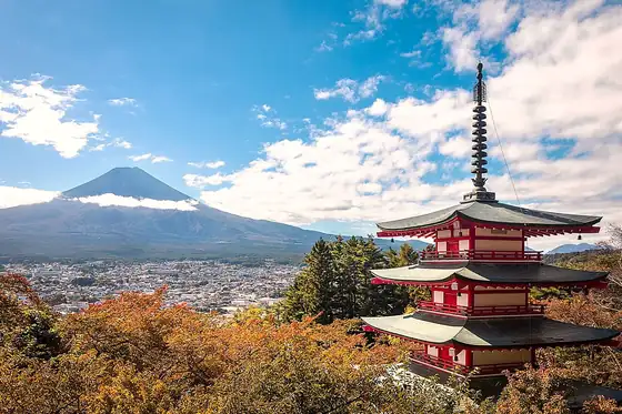 Góra Fuji i pagoda Chureito w Japonii nad miastem i jesiennymi drzewami.