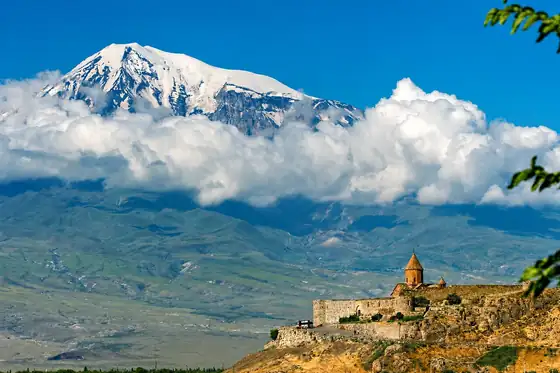 Klasztor Chor Wirap w Armenii na wzgórzu, w tle góra Ararat i chmury