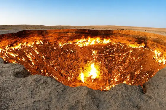 Krater Darwaza w Turkmenistanie płonie wśród pustynnego terenu