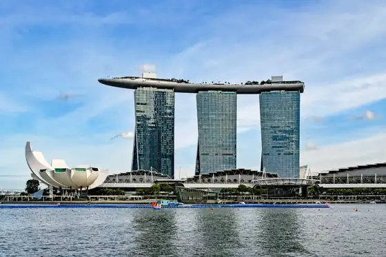 Marina Bay Sands i zatoka Marina Bay w Singapurze widoczne nad wodą.
