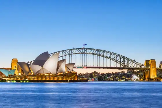 Opera w Sydney i most Harbour Bridge nad wodą w Australii