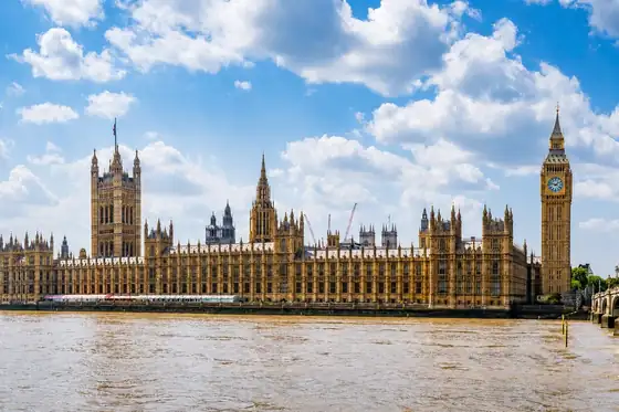 Pałac Westminsterski i Big Ben w Londynie nad rzeką, Wielka Brytania