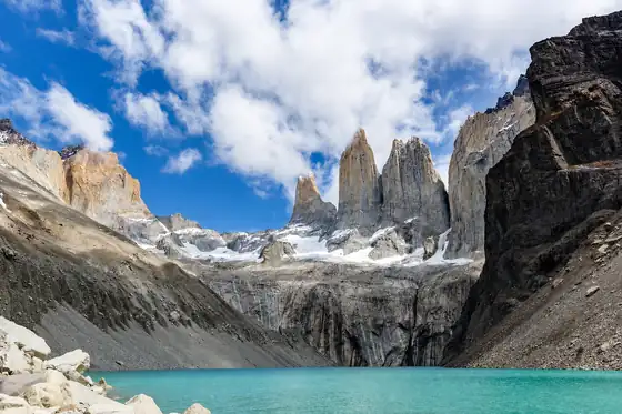 Park Narodowy Torres del Paine w Chile: skaliste wieże nad turkusowym jeziorem i śniegiem