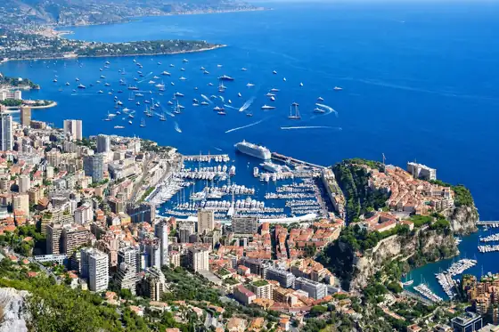 Port Herkulesa w Monte Carlo w Monako z mariną, jachtami i zabudową na wzgórzach