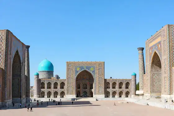 Registan w Samarkandzie w Uzbekistanie z placem, portalami i niebieskimi kopułami