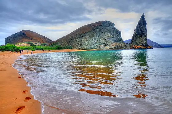 Wyspa Bartolome na Galapagos w Ekwadorze: plaża, woda i skaliste wzgórza