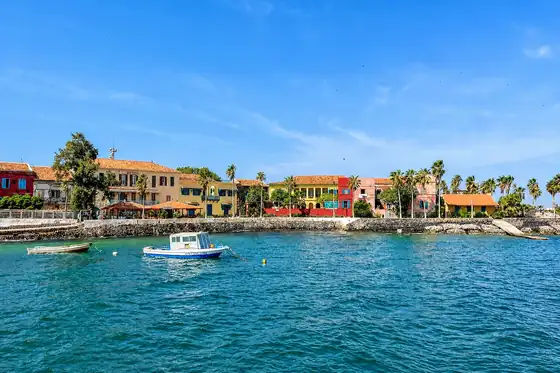 Wyspa Gorée w Senegalu z kolorowymi domami nad brzegiem i łodzią na wodzie