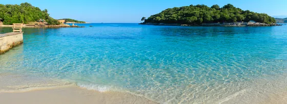 Turkusowe Morze Jońskie i wysepki w Ksamilu, Albania
