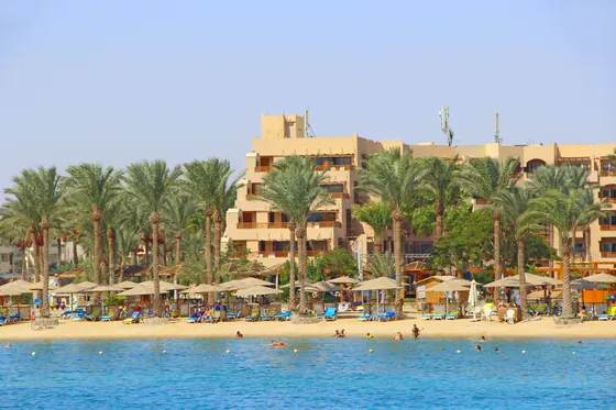 Plaża hotelowa w Hurghadzie nad Morzem Czerwonym, Egipt