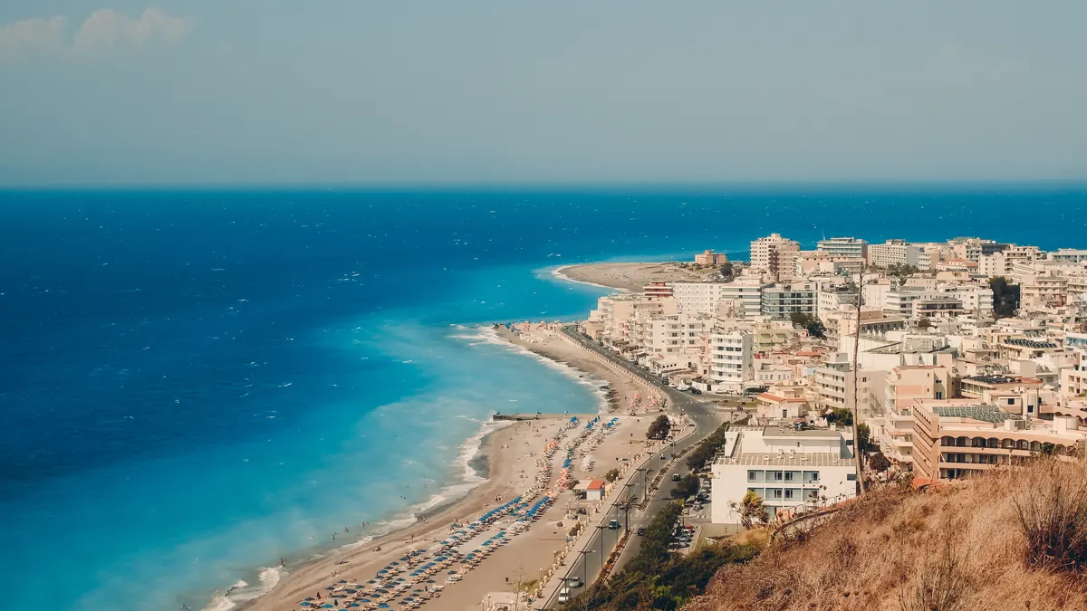 Miasto Rodos i plaża nad turkusowym morzem z góry