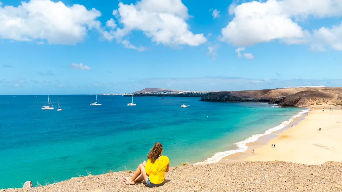 Turkusowa zatoka i plaża na południu Lanzarote, Wyspy Kanaryjskie