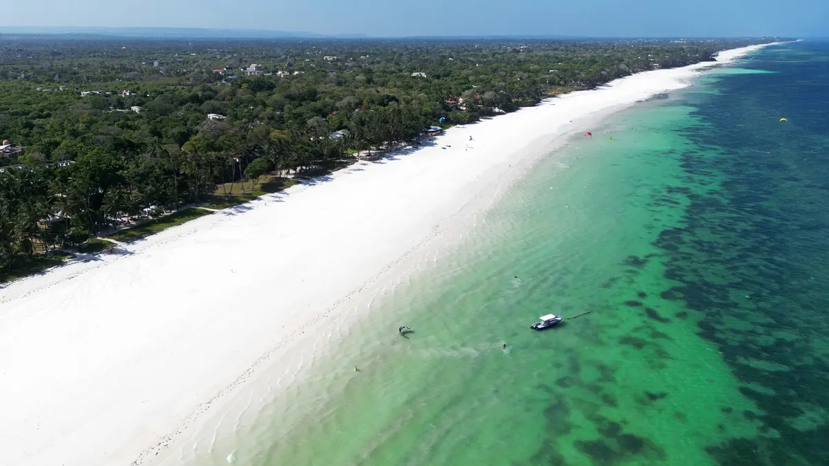 Biała plaża Diani i turkusowy ocean z lotu ptaka, Kenia