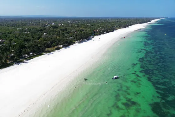 Biała plaża Diani i turkusowy ocean z lotu ptaka, Kenia