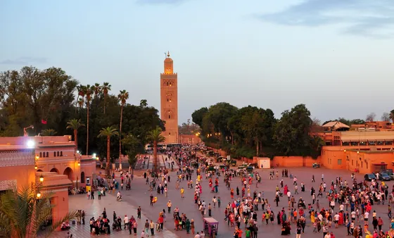 Plac Dżamaa al-Fna i meczet Kutubijja w Marrakeszu, Maroko